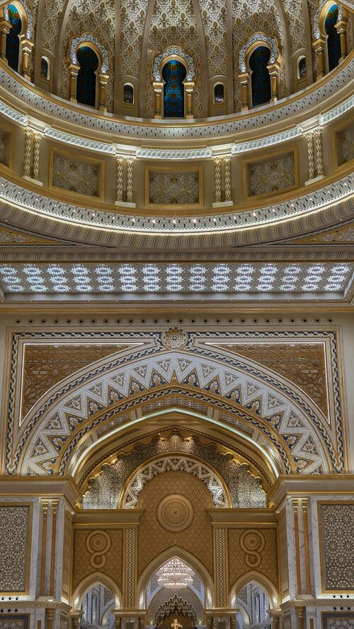 Fotogrāfija, kurā redzama varenā un krāšņā Qasr Al Watan pils Abū Dabī.
