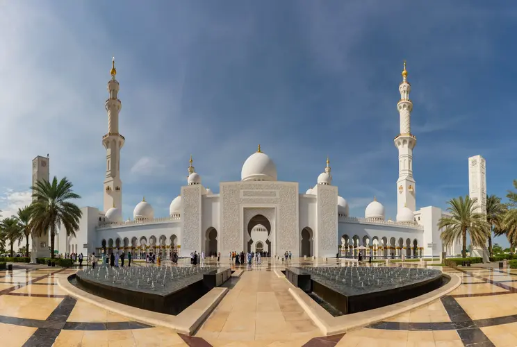 Fotogrāfija, kurā redzama iespaidīgā, baltā Šeiha Zajeda Lielā mošeja Abu Dabī.