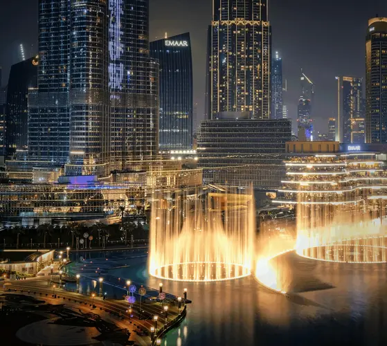 Fotogrāfija, kurā redzams iespaidīgs Dubaijas strūklakas izgaismotais ūdens šovs.