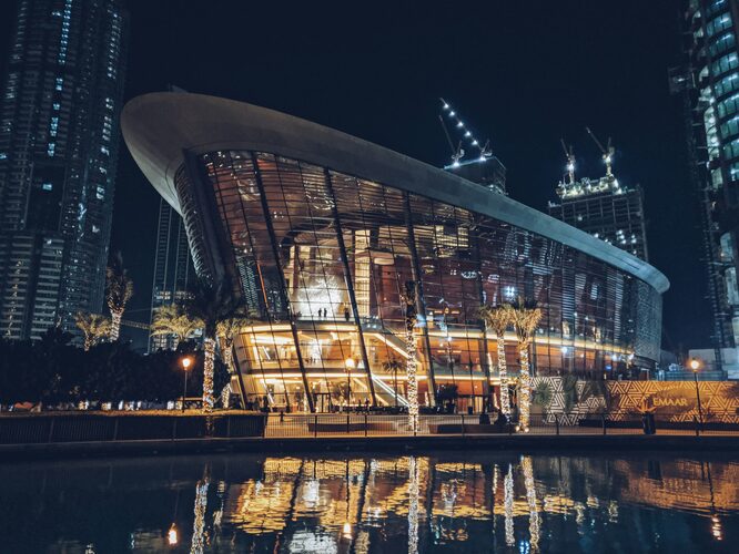 Fotogrāfija, kurā redzama modernā un arhitektoniski unikālā Dubaijas operas ēka.