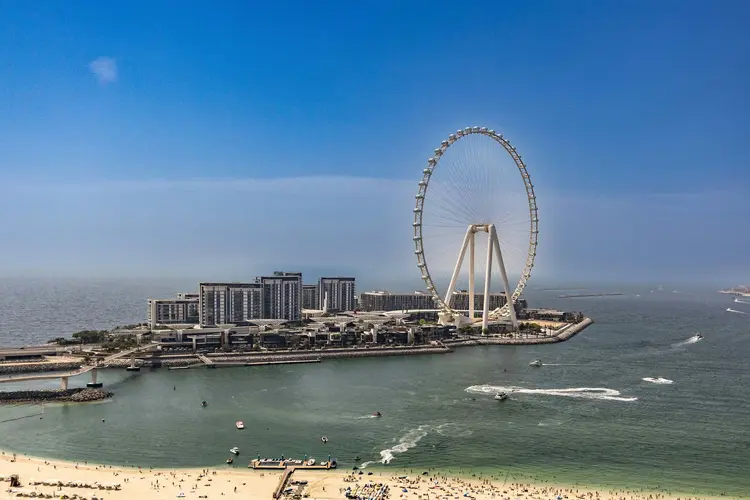 Ain Dubai panorāmas rats un Bluewaters sala.