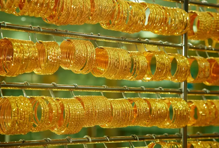 Zelta aproces izstādītas Dubaijas Zelta tirgū (Gold Souk)